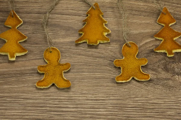 Ahşap arka plan üzerinde Noel süsleri