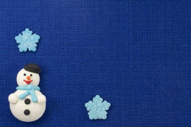 Mavi bir arka plan üzerinde Noel biblo tatlı mastik