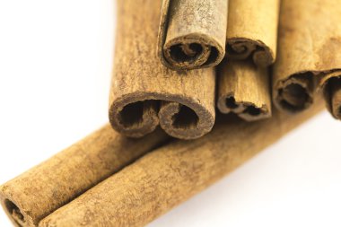 Beyaz zemin üzerine Tarçın (baharat)