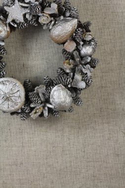 Doğal kumaş arka plan üzerinde Noel çelenk