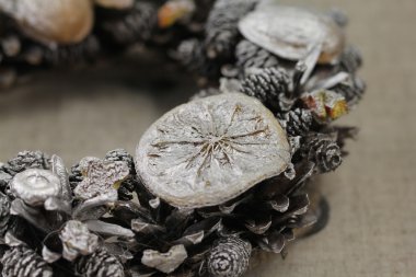 Doğal kumaş arka plan üzerinde Noel çelenk