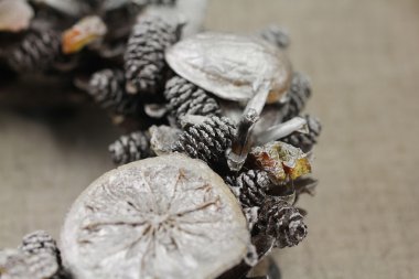 Doğal kumaş arka plan üzerinde Noel çelenk