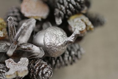 Doğal kumaş arka plan üzerinde Noel çelenk