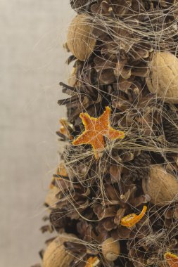 Soyut Noel ağacından koniler