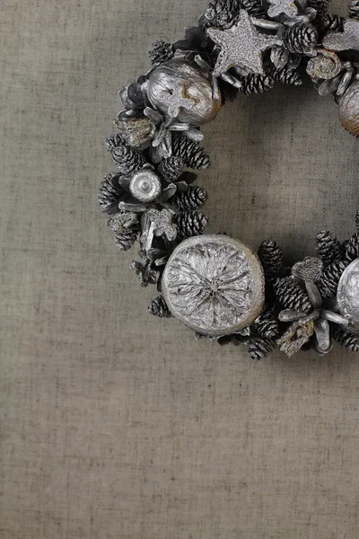 Doğal kumaş arka plan üzerinde Noel çelenk