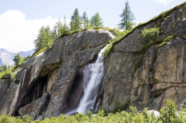 Formazza (VCO), İtalya - 25 Haziran 2020: Vannino Gölü yakınlarında bir şelale, Formazza Vadisi, Ossola, VCO, Piedmont, İtalya