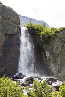 Formazza (VCO), İtalya - 25 Haziran 2020: Vannino Gölü yakınlarında bir şelale, Formazza Vadisi, Ossola, VCO, Piedmont, İtalya