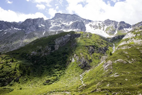 Formazza (VCO), İtalya - 25 Haziran 2020: Vannino Gölü, Formazza Vadisi, Ossola, VCO, Piedmont, İtalya