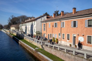 Robecco Konsolosu Naviglio (MI), İtalya - 01 Nisan 2021: Robecco Konsolosu Naviglio kasabası ve Naviglio Grande, Milano, Lombardy, İtalya