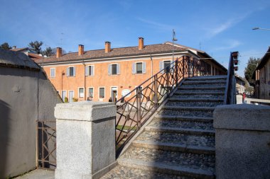 Robecco Konsolosu Naviglio (MI), İtalya - 01 Nisan 2021: Robecco Konsolosu Naviglio kasabası ve Naviglio Grande, Milano, Lombardy, İtalya