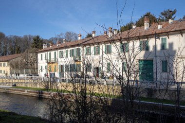 Robecco Konsolosu Naviglio (MI), İtalya - 01 Nisan 2021: Robecco Konsolosu Naviglio kasabası ve Naviglio Grande, Milano, Lombardy, İtalya