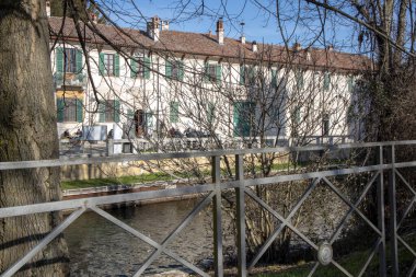 Robecco Konsolosu Naviglio (MI), İtalya - 01 Nisan 2021: Robecco Konsolosu Naviglio kasabası ve Naviglio Grande, Milano, Lombardy, İtalya