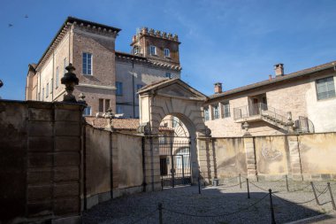 Robecco sul Naviglio (MI), İtalya - 01 Nisan 2021: Robecco sul Naviglio kasabası ve Naviglio Grande, Milano, Lombardy, İtalya