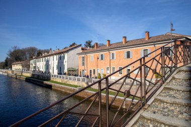 Robecco Konsolosu Naviglio (MI), İtalya - 01 Nisan 2021: Robecco Konsolosu Naviglio kasabası ve Naviglio Grande, Milano, Lombardy, İtalya