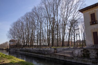 Robecco Konsolosu Naviglio (MI), İtalya - 01 Nisan 2021: Robecco Konsolosu Naviglio kasabası ve Naviglio Grande, Milano, Lombardy, İtalya