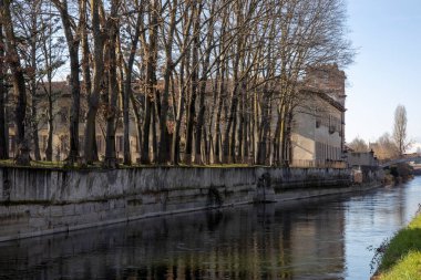 Robecco Konsolosu Naviglio (MI), İtalya - 01 Nisan 2021: Robecco Konsolosu Naviglio kasabası ve Naviglio Grande, Milano, Lombardy, İtalya