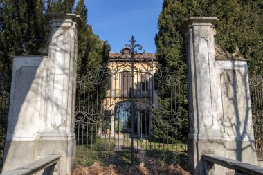 Robecco Konsolosu Naviglio (MI), İtalya - 01 Nisan 2021: Robecco sul Naviglio kasabası ve Naviglio Grande, Milano, Lombardy, İtalya