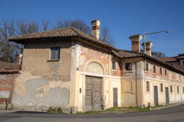 Robecco Konsolosu Naviglio (MI), İtalya - 01 Nisan 2021: Robecco Konsolosu Naviglio kasabası ve Naviglio Grande, Milano, Lombardy, İtalya