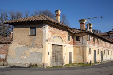 Robecco Konsolosu Naviglio (MI), İtalya - 01 Nisan 2021: Robecco Konsolosu Naviglio kasabası ve Naviglio Grande, Milano, Lombardy, İtalya