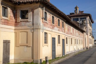 Robecco Konsolosu Naviglio (MI), İtalya - 01 Nisan 2021: Robecco Konsolosu Naviglio kasabası ve Naviglio Grande, Milano, Lombardy, İtalya