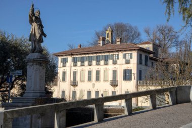 Robecco Konsolosu Naviglio (MI), İtalya - 01 Nisan 2021: Robecco Konsolosu Naviglio kasabası ve Naviglio Grande, Milano, Lombardy, İtalya