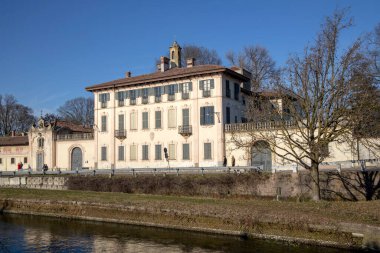 Robecco Konsolosu Naviglio (MI), İtalya - 01 Nisan 2021: Robecco Konsolosu Naviglio kasabası ve Naviglio Grande, Milano, Lombardy, İtalya