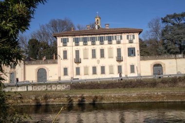 Robecco Konsolosu Naviglio (MI), İtalya - 01 Nisan 2021: Robecco Konsolosu Naviglio kasabası ve Naviglio Grande, Milano, Lombardy, İtalya