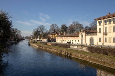Robecco Konsolosu Naviglio (MI), İtalya - 01 Nisan 2021: Robecco Konsolosu Naviglio kasabası ve Naviglio Grande, Milano, Lombardy, İtalya