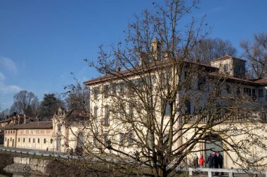 Robecco Konsolosu Naviglio (MI), İtalya - 01 Nisan 2021: Robecco Konsolosu Naviglio kasabası ve Naviglio Grande, Milano, Lombardy, İtalya