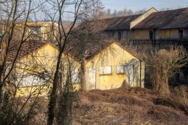 Olona Vadisi (VA), İtalya - 01 Nisan 2021: Eski fabrikalar ve sanayi arkeolojisi.