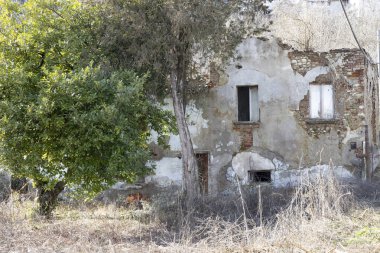 Olona Vadisi (VA), İtalya - 01 Nisan 2021: Eski fabrikalar ve sanayi arkeolojisi.