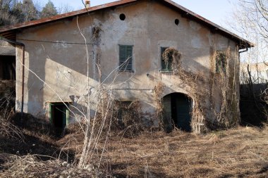 Olona Vadisi (VA), İtalya - 01 Nisan 2021: Eski fabrikalar ve sanayi arkeolojisi.