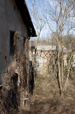 Olona Vadisi (VA), İtalya - 01 Nisan 2021: Eski fabrikalar ve sanayi arkeolojisi.