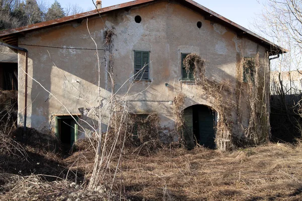 Olona Vadisi (VA), İtalya - 01 Nisan 2021: Eski fabrikalar ve sanayi arkeolojisi.