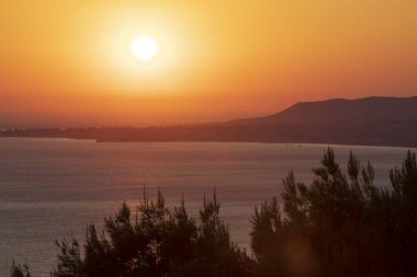 Kefalonia - Yunanistan - 15 Ağustos 2025: Kefalonia 'da gün batımı, Kefalonia, Yunanistan.