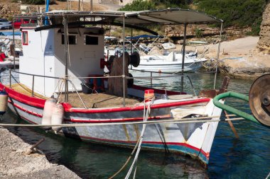 Kefalonia - Yunanistan - 15 Ağustos 2025: Pessada limanı ve tekneleri, Kefalonia, Yunanistan.