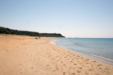 Kefalonya - Yunanistan - 15 Ağustos 2025: Mounda sahilinin Skala, Kefalonia, Yunanistan 'a ihtiyacı var.