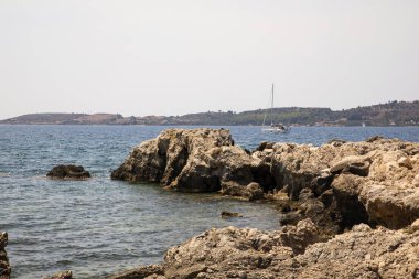 Kefalonya - Yunanistan - 15 Ağustos 2025: San Teodoro feneri yakınlarındaki manzara, Kefalonia, Yunanistan.