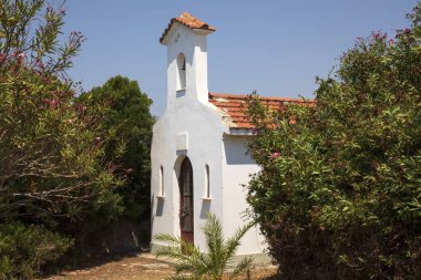 Kefalonya - Yunanistan - 15 Ağustos 2025: San Teodoro feneri yakınlarında küçük bir kilise, Kefalonia, Yunanistan.