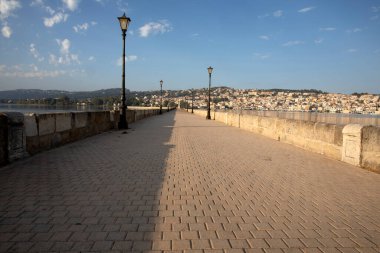 Kefalonia - Yunanistan - 15 Ağustos 2025: Argostoli kasaba görüşü, Kefalonia, Yunanistan.