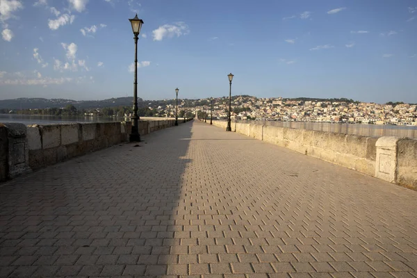 Kefalonia - Yunanistan - 15 Ağustos 2025: Argostoli kasaba görüşü, Kefalonia, Yunanistan.