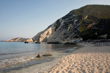 Kefalonya - Yunanistan - 15 Ağustos 2025: Petani plajı, Pylaros, Kefalonia, Yunanistan.