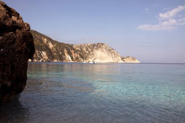 Kefalonya - Yunanistan - 15 Ağustos 2025: Petani plajı, Pylaros, Kefalonia, Yunanistan.