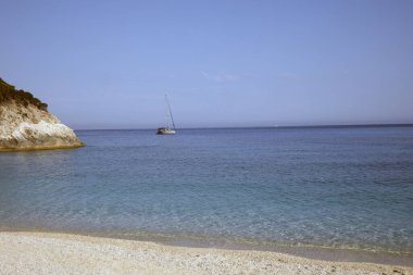 Kefalonya - Yunanistan - 15 Ağustos 2025: Myrtos Sahili, Kefalonia, Yunanistan.