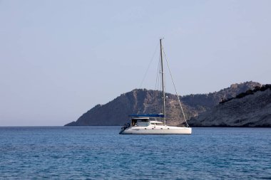 Kefalonya - Yunanistan - 15 Ağustos 2025: Myrtos sahilinde bir tekne, Kefalonia, Yunanistan.