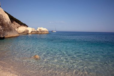 Kefalonya - Yunanistan - 15 Ağustos 2025: Myrtos Sahili, Kefalonia, Yunanistan.