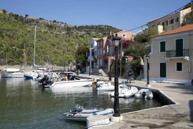 Kefalonya - Yunanistan - 15 Ağustos 2025: Assos köyü limanı ve plajı, Kefalonia, Yunanistan.