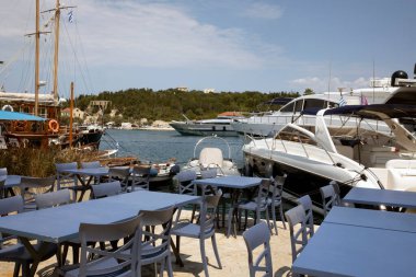 Kefalonya - Yunanistan - 15 Ağustos 2025: Fiscardo Köyü, Kefalonia, Yunanistan.