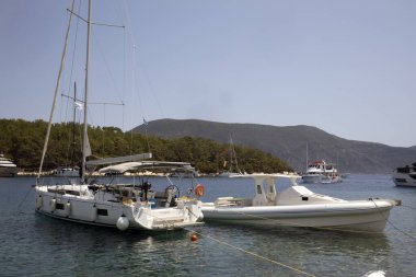 Kefalonya - Yunanistan - 15 Ağustos 2025: Fiscardo Köyü, Kefalonia, Yunanistan.