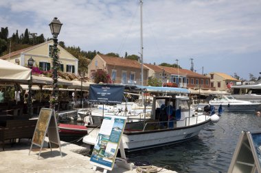 Kefalonya - Yunanistan - 15 Ağustos 2025: Fiscardo Köyü, Kefalonia, Yunanistan.